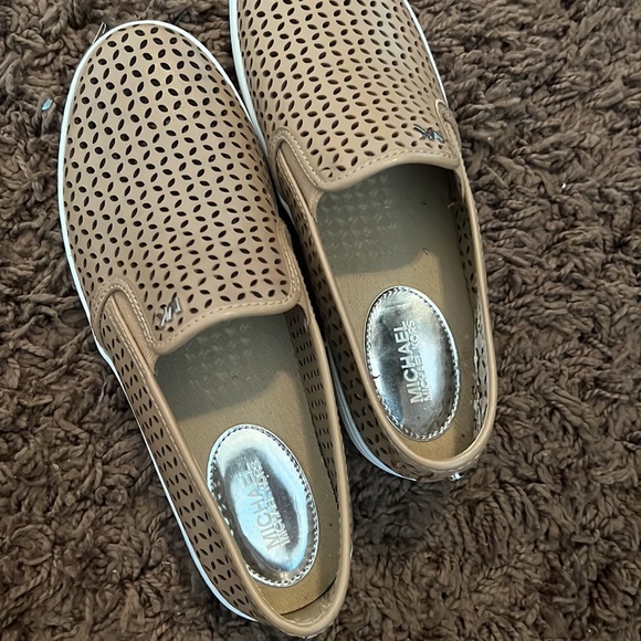 Micheal KORS Cut Out Mesh Tan Slip On Shoes Womens Size 8 - Picture 3 of 5